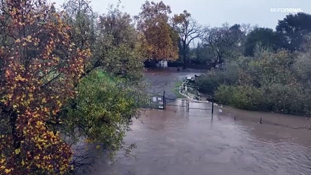 أمطار غزيرة تضرب شمال كاليفورنيا مسببة فيضانات وانزلاقات أرضية