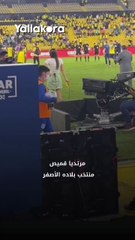 جعل رجال الأمن يعتقدون أنه أحد اللاعبين 😂.. مشجع إكوادوري يقتحم الملعب بحيلة خرافية 😱