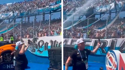 Aficionados del Racing son 'salvados' por los bomberos tras las olas de calor en el Estadio General Pablo Rojas