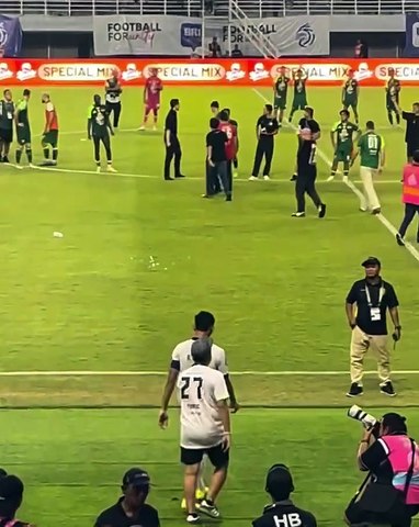 Sambutan Hangat Dari Tim Persebaya Dan Bonek Mania Untuk Rizky Ridho Usai Pertandingan Persebaya Surabaya vs Persija Jakarta