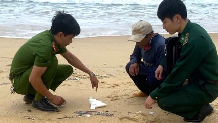 Đang nhặt ve chai, người đàn ông ở Quảng Ngãi tá hỏa phát hiện 1.500 viên ma túy trên bờ biển