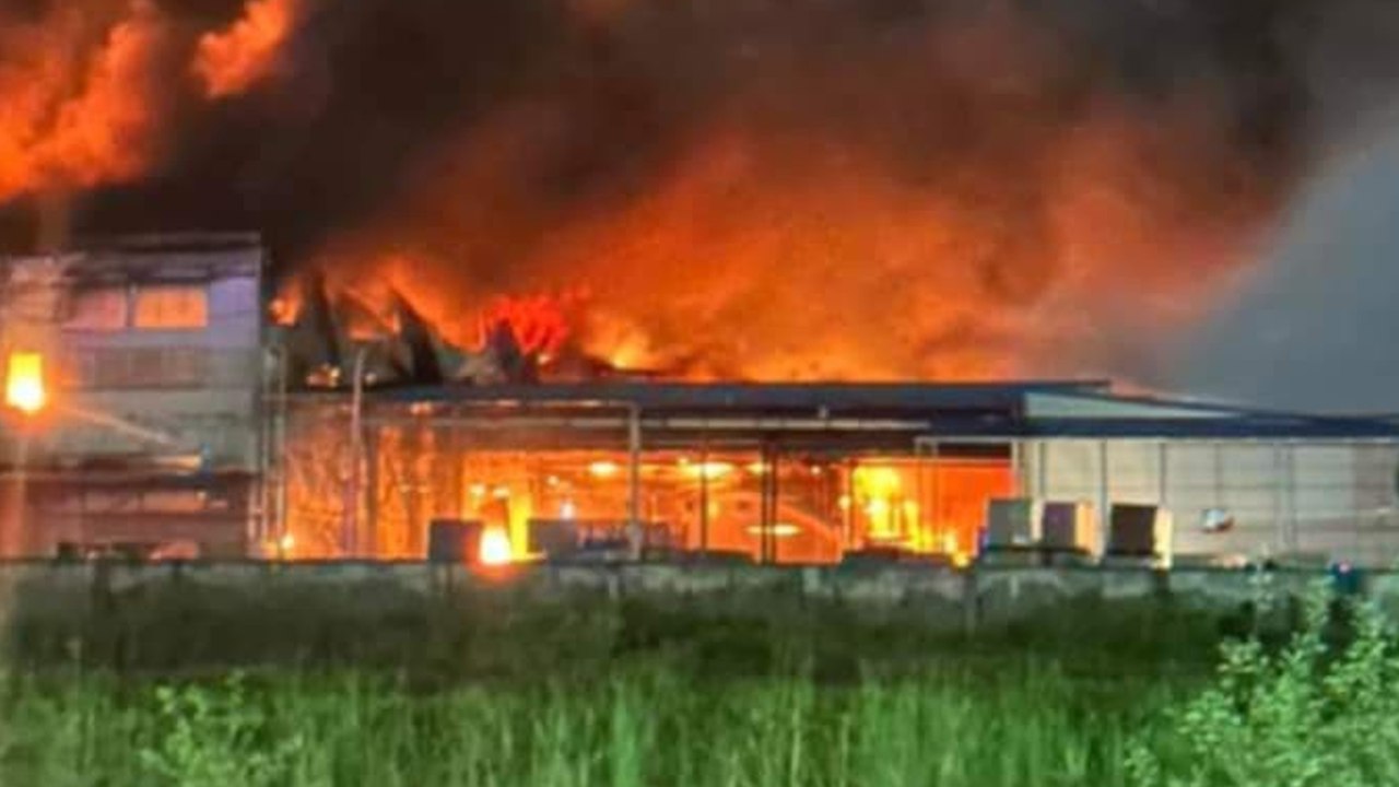 Cháy lớn tại xưởng sản xuất nhựa ở Hải Phòng, lửa thiêu rụi nhiều tài sản, khói bốc cao nghi ngút