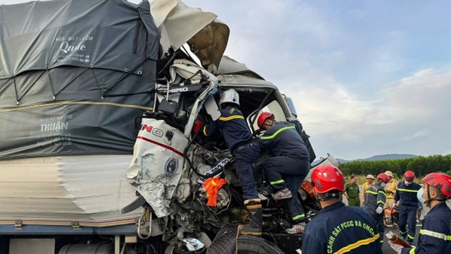 Giải cứu tài xế kẹt trong xe tải sau cú tông mạnh trên cao tốc Dầu Giây - Phan Thiết | VTC Now