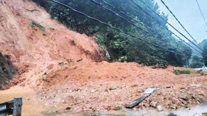 Cảnh báo sạt lở ở Quảng Nam khi nhiều đoạn núi, đèo có đất đá trôi xối xả xuống đường | VTC Now