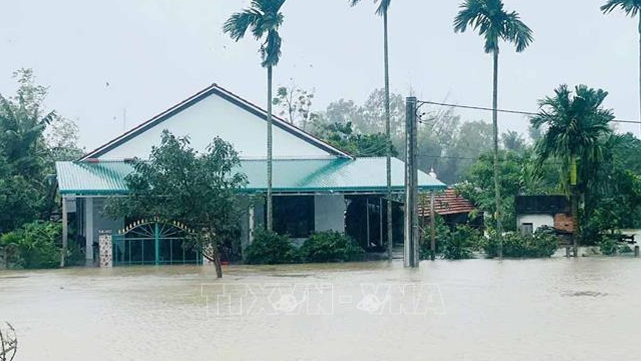 Mưa như trút nước tại Quảng Ngãi khiến hàng chục hộ dân bị cô lập giữa mênh mông biển nước | VTC Now