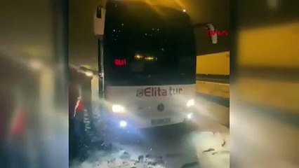 Karda mahsur kalan yolcular ısınmak için otoyolda halay çekti