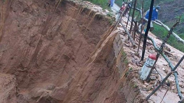 Mưa lớn gây sạt lở nghiêm trọng, tuyến đường 100 tỉ đồng ở Bình Định tạm thời tê liệt | VTC Now