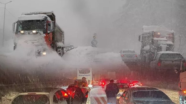 Bolu Dağı geçişinde kar kalınlığı 30 santimetreye ulaştı