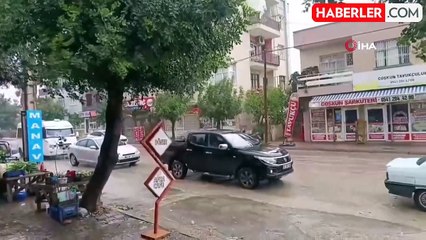 Kozan'da Kuvvetli Rüzgar Ekmek Büfesini Yerinden Sökerek Yola Savurdu