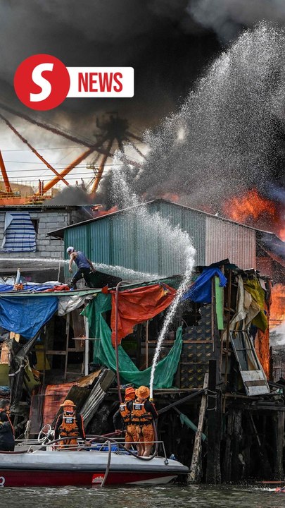 Fire rips through slum area in Manila