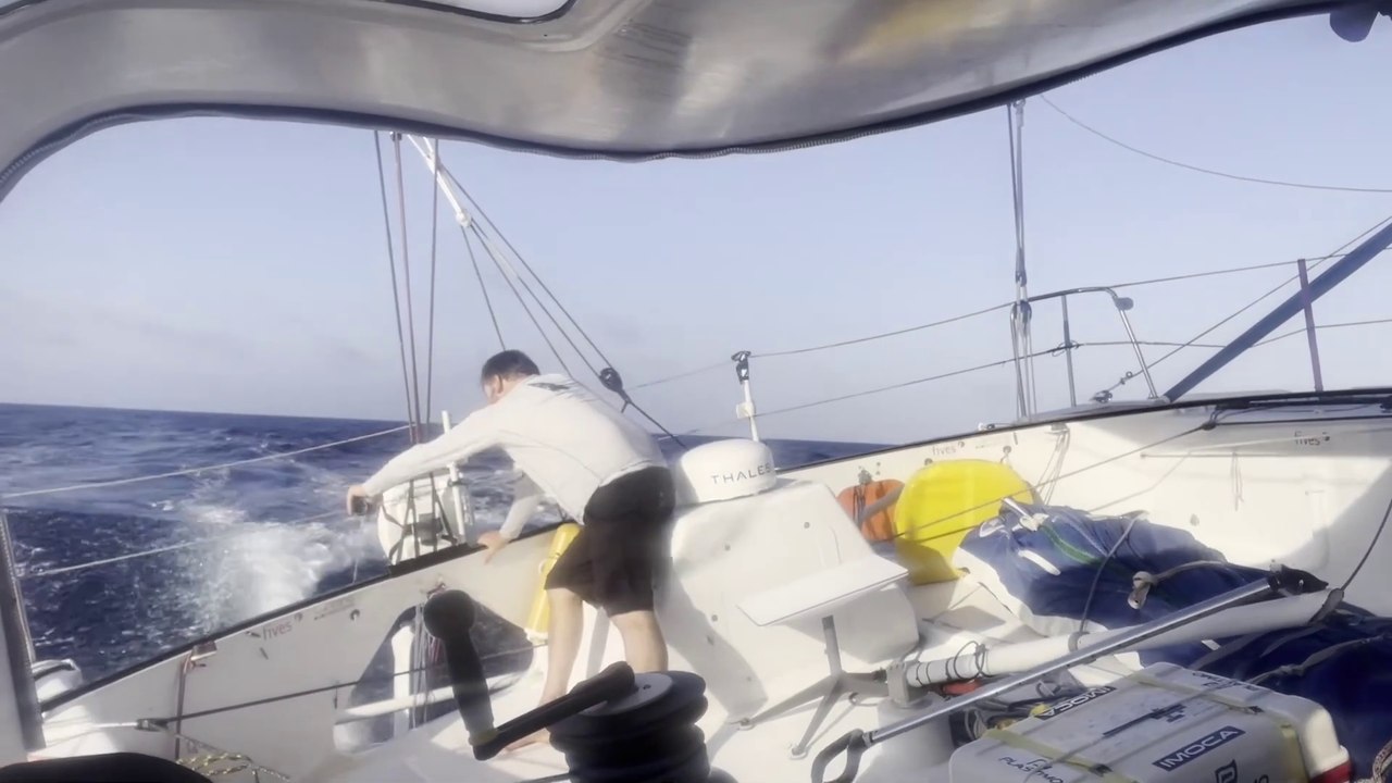 Vendée Globe 2024 - Passage d'équateur pour Lou...