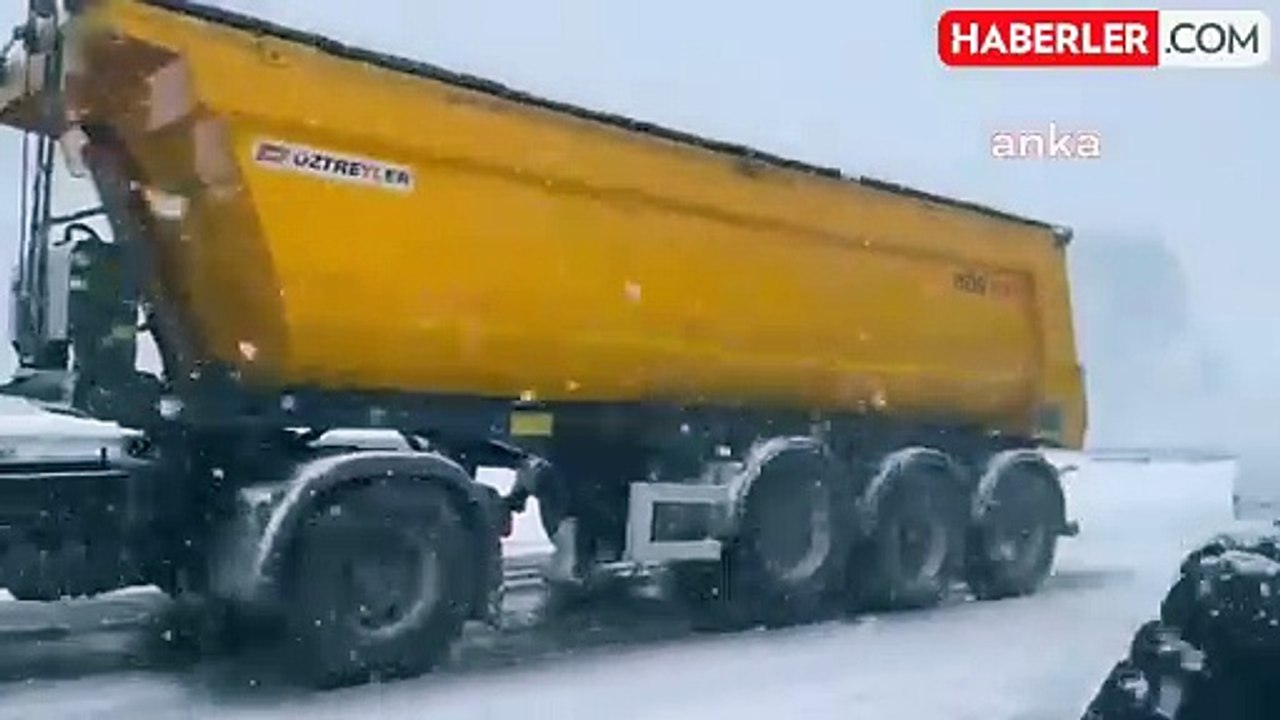 Ankara-İstanbul Yolunda Kar Yağışı Nedeniyle Trafik Durdu
