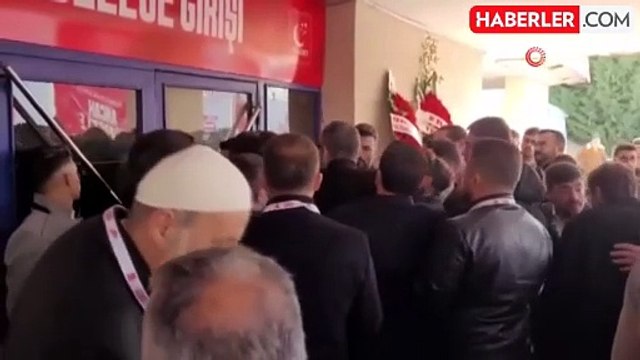 3 adayın yarıştığı Saadet Partisi kongresinde büyük arbede