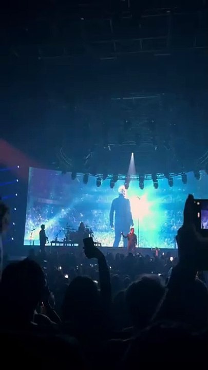 Exclusif - Videos - David Hallyday rejoint sur scène par sa mère Sylvie Vartan et sa soeur Laura Smet lors de son concert de sa tournée "Requiem pour un fou" au Dôme de Paris, France, le 12 novembre 2024. © Bestimage