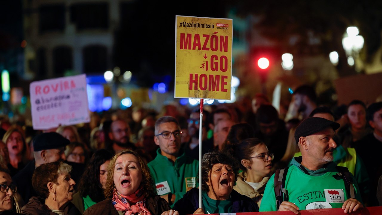 Manifestantes piden la dimisión de Mazón por la gestión educativa tras la dana