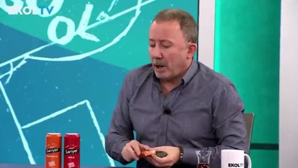 Sergen Yalçın, canlı yayın sırasında eline 'sigara' aldı!