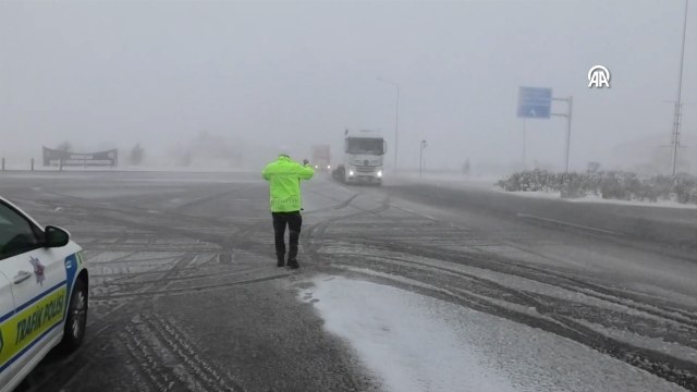 Erzincan-Sivas ile Erzincan-Gümüşhane kara yolları kar nedeniyle ulaşıma kapatıldı