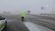Erzincan-Sivas ile Erzincan-Gümüşhane kara yolları kar nedeniyle ulaşıma kapatıldı
