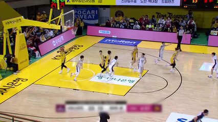 '김소니아·박혜진 더블더블' BNK, KB 꺾고 1위 질주 / YTN