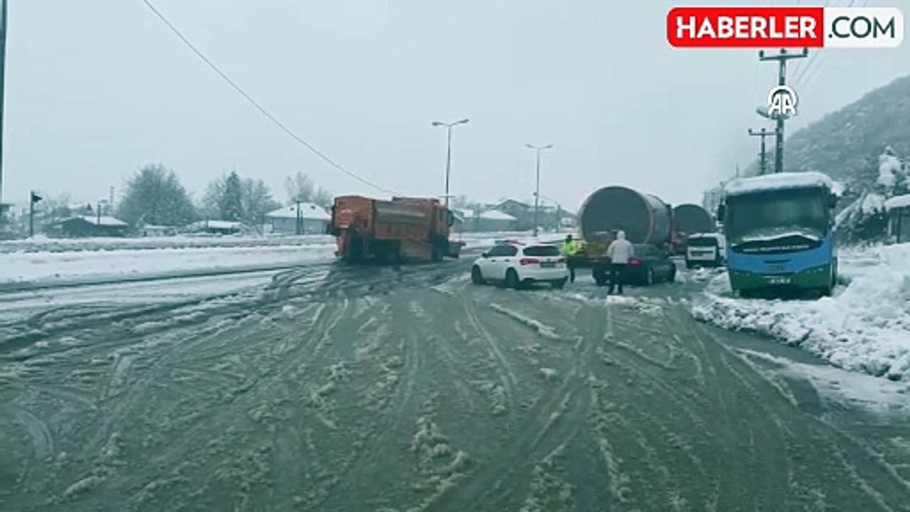 Bolu Dağı'nda Yoğun Kar Nedeniyle Araç Geçişleri Durduruldu