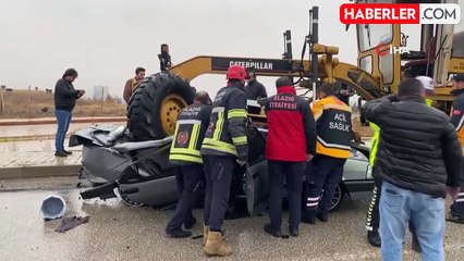 Elazığ'da greyder otomobili kağıt gibi ezdi
