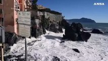 Maltempo in Liguria, forte mareggiata sulla costa genovese