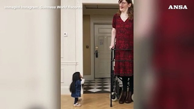 Il te' pomeridiano della donna piu' bassa del mondo con la piu' alta