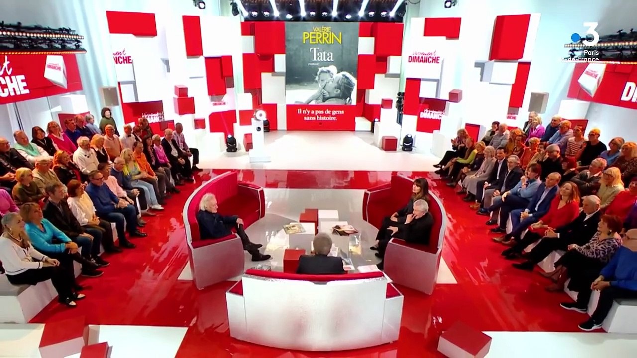 Michel Drucker révlère au réalisateur Claude Lelouch, visiblement surpris, qu'il a connu sa compagne Valérie Perrin avant lui sur le plateau de Vivement dimanche.