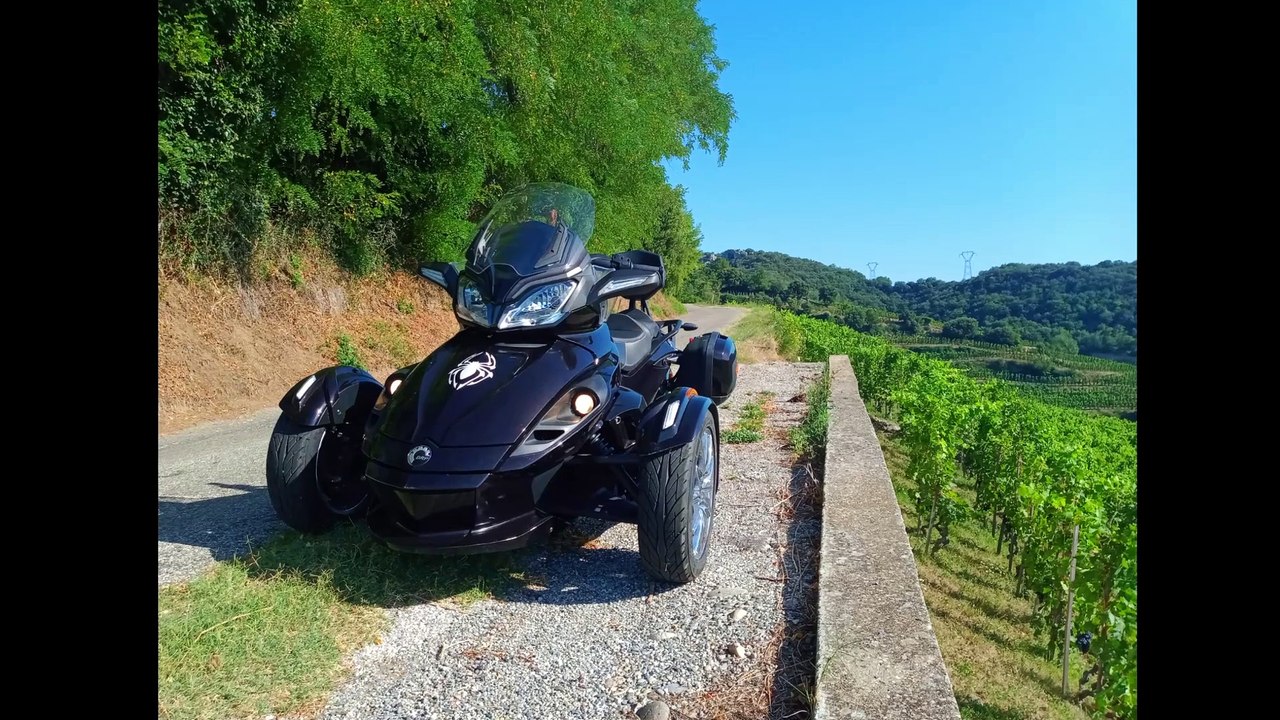 moto spyder can am 1000 Cylindrée 998 cm3 de la bombe  accrocher vous ça décoiffe