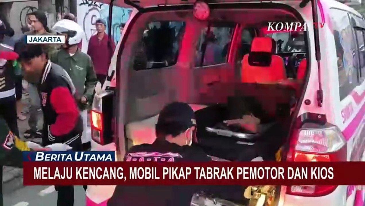 Melaju Kencang, Mobil Pikap Tabrak Pemotor dan Kios di Pancoran