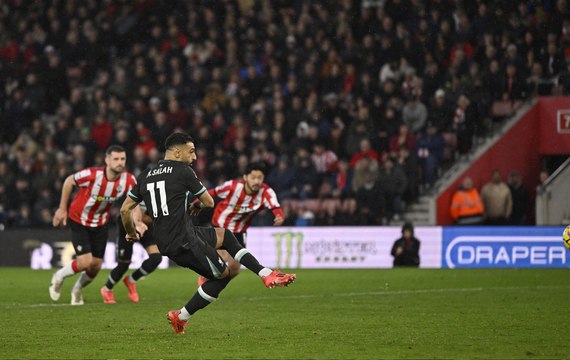 النجم المصري محمد صلاح يسجل هدفه الـ100 مع ليفربول خارج الديار