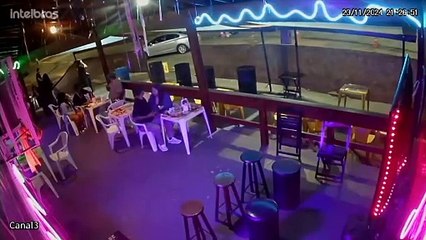 Motorista faz curva sem dar seta, atropela motoboy e foge sem prestar socorro