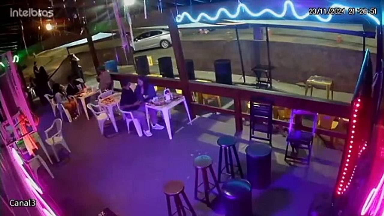 Motorista faz curva sem dar seta, atropela motoboy e foge sem prestar socorro