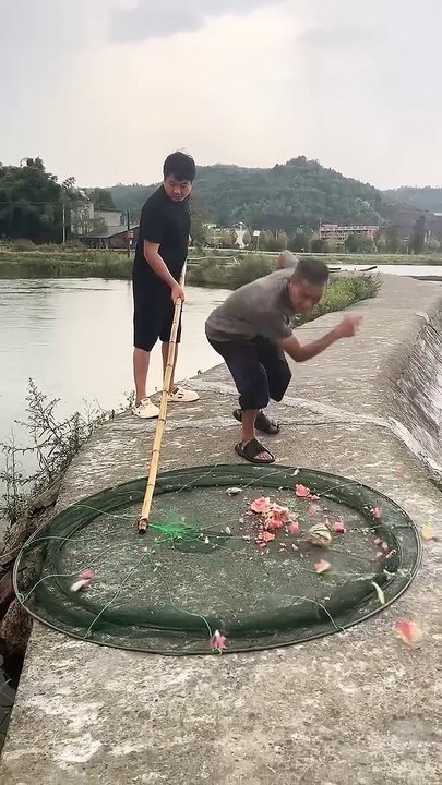 in-y2mate.com - Fishing net  Using watermelon as bait to catch fish  Outdoor fishing fishing shortsviral_720p