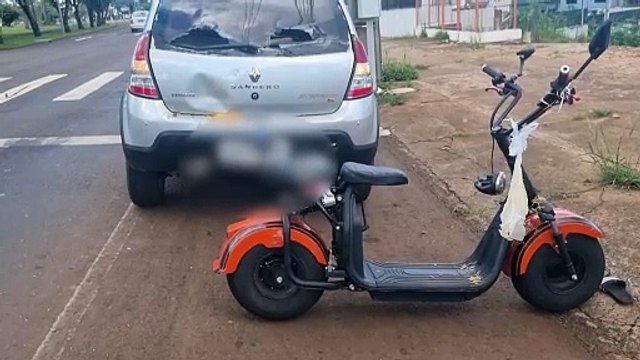Moto elétrica e Sandero se envolvem em acidente na Avenida Tancredo Neves