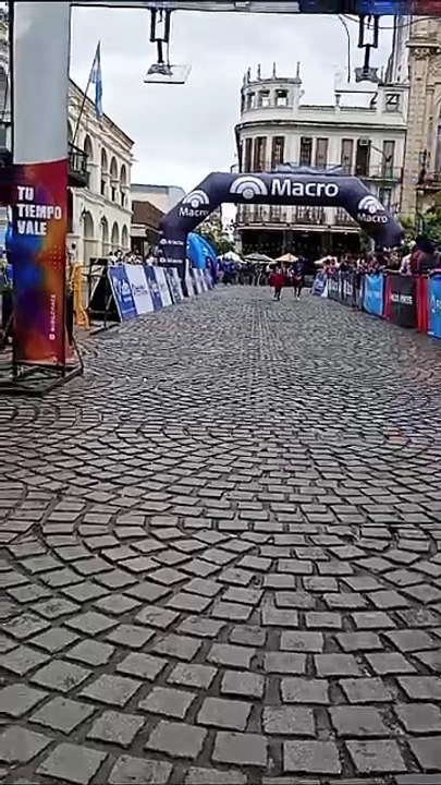 "Sonic" también hizo cumbre en el Triatlón: la historia del niño que ayuda a los adictos en situación de calle