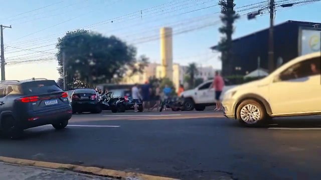 Cacetada! Motorista perde controle e bate em três carros e uma moto estacionados