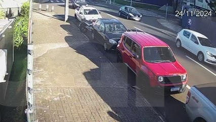 Vídeo mostra momento em que Polo bate em carros estacionados no Centro