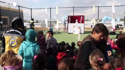 Siria, i Caschi bianchi portano le marionette nei campi profughi