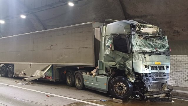 충북 괴산 중부내륙고속도로 화물차 3대 추돌...3명 부상 / YTN