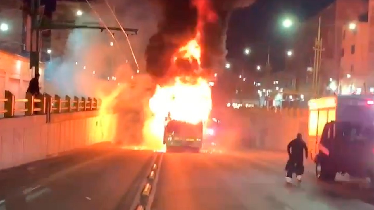CDMX: Usuarios de redes reportan incendio de Camion Transporte Público RTP cerca de Metro Garibaldi