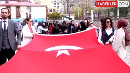 Hakkari'de öğretmenler, şehit meslektaşları için yürüdü