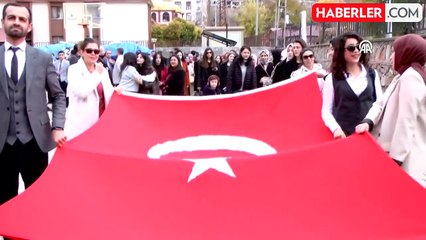 Hakkari'de öğretmenler, şehit meslektaşları için yürüdü