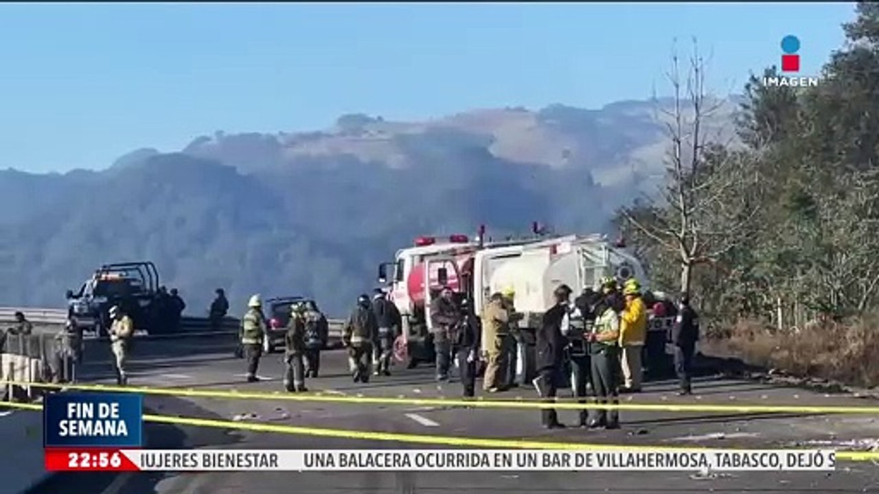 Pipa cargada de combustible se vuelca e incendia sobre la autopista Xalapa-Perote