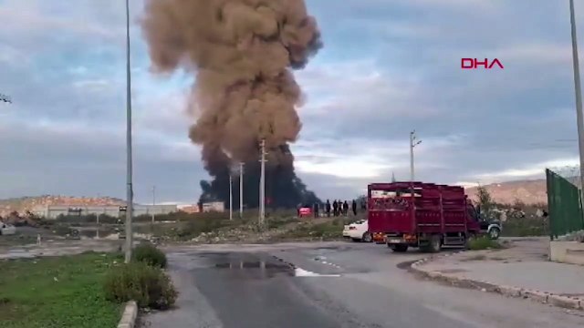 İzmir'de plastik fabrikasında yangın! Dumanlar gökyüzünü kapladı