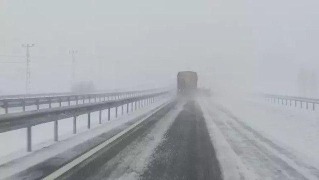 Bayburt’ta kar yağışı köy yollarını kapattı, ekipler yolları açmak için seferber oldu