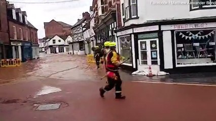 İngiltere'de sokaklar nehre dönüştü