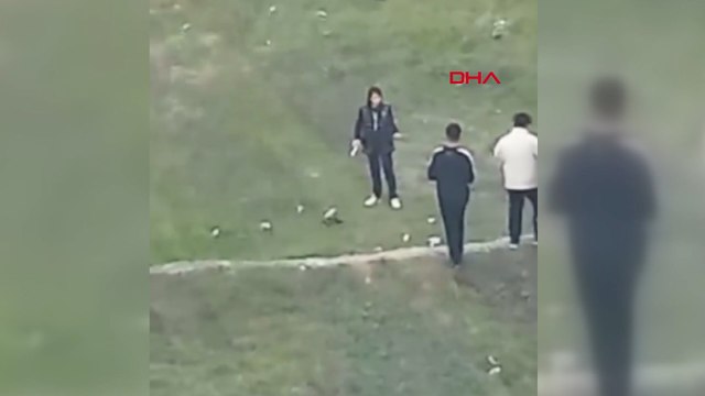 Sultangazi'de tehlikeli anlar: Silahla oyun oynadılar