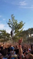 Travis Scott Impressionne en chantant ce classique dans un arbre 🌳