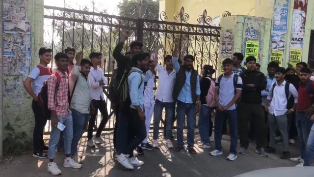 स्टूडेंट्स ने कॉलेज गेट बंद कर विरोध किया